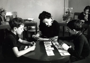 Maria Montessori, jugando a las cartas con los niños,