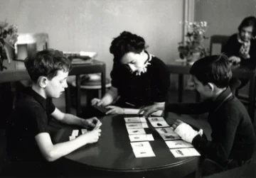 maria montessori jugando cartas mobile