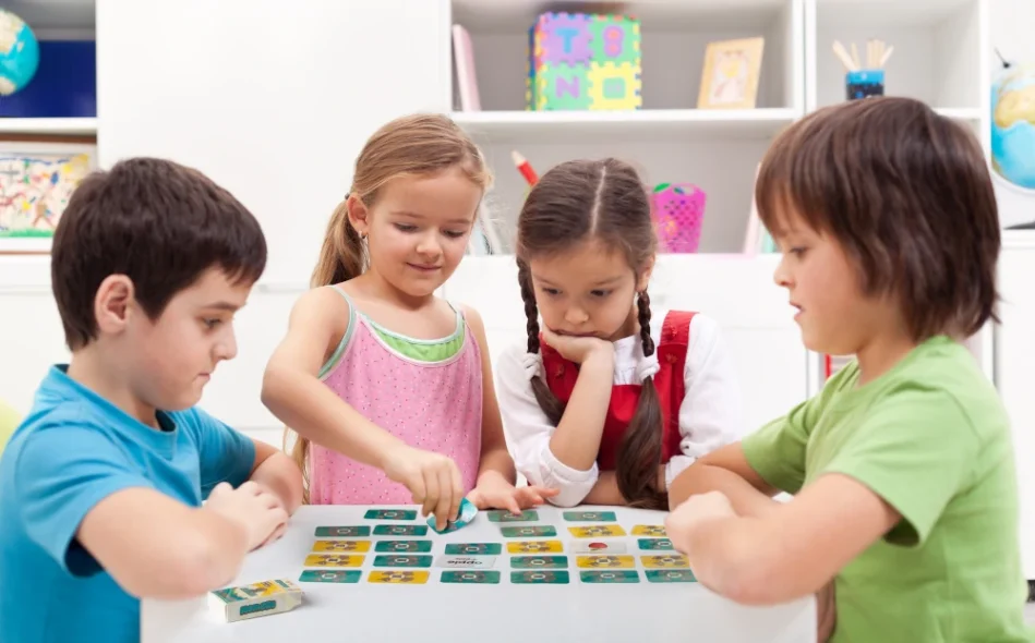 Niños jugando al memshu