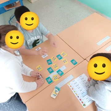 3 ninos jugando memshu a la escuela