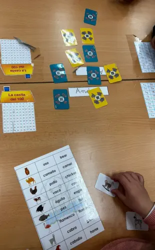 Niños jugando al juego de cartas animales a la escuela